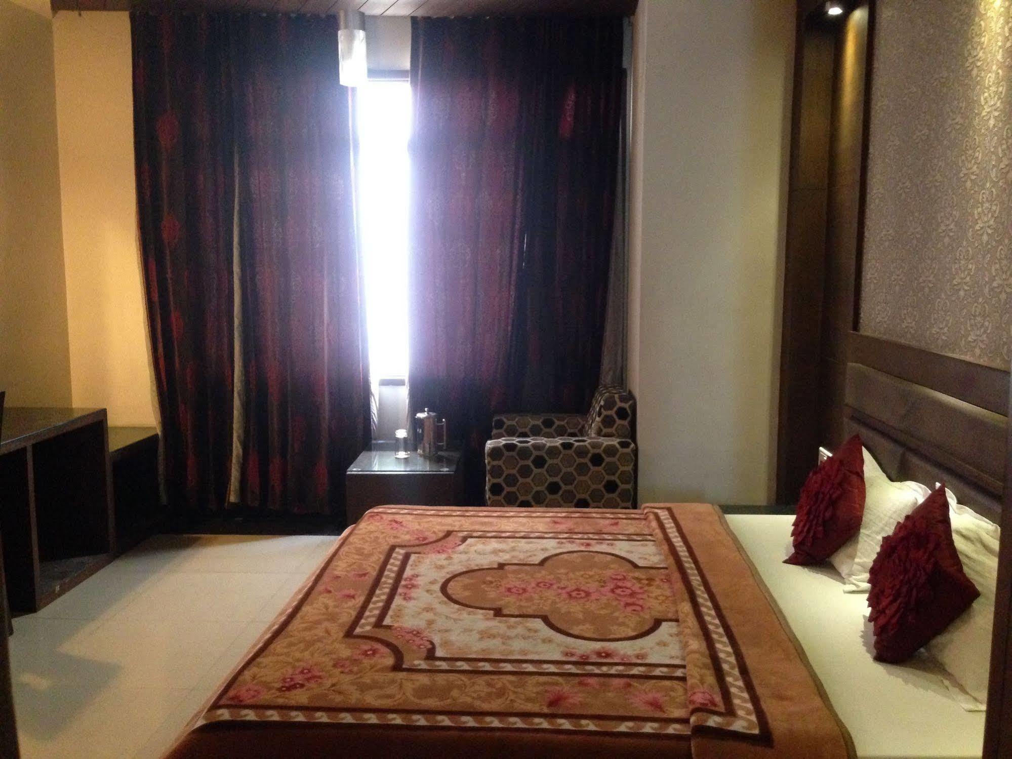 Namaskar Residency Hotel Amritsar Bagian luar foto